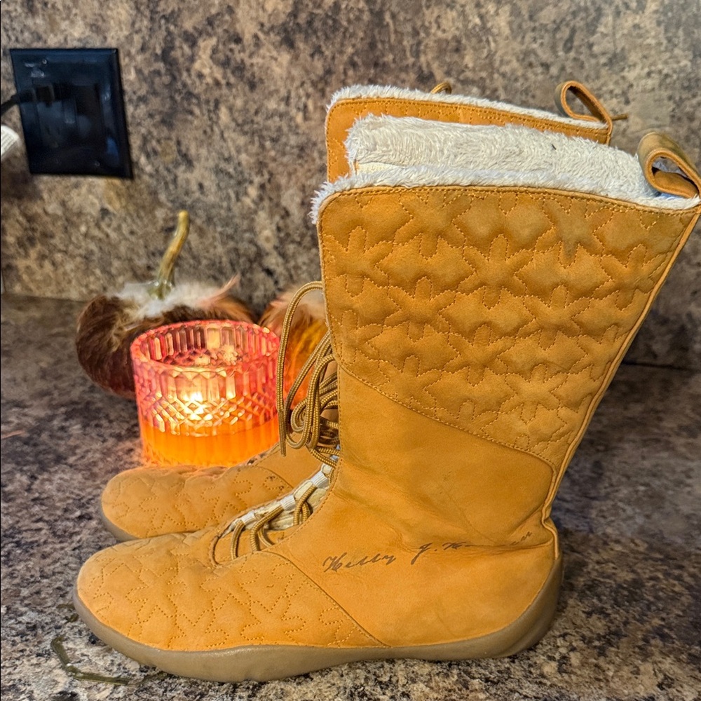 Helly Hansen Women's Leather
Embroidered Waterproof Boots